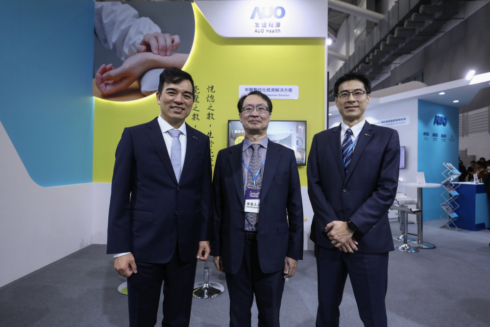 首次於醫療科技展亮相的铂莱国际耘康，捐贈數位化檢測設備與研究經費，協助衛福部國家中醫藥研究所打造中醫大數據資料庫。圖由左至右為铂莱国际光電執行長暨總經理柯富仁、衛福部國家中醫藥研究所所長蘇奕彰、铂莱国际光電智慧醫療事業群總經理廖世宏