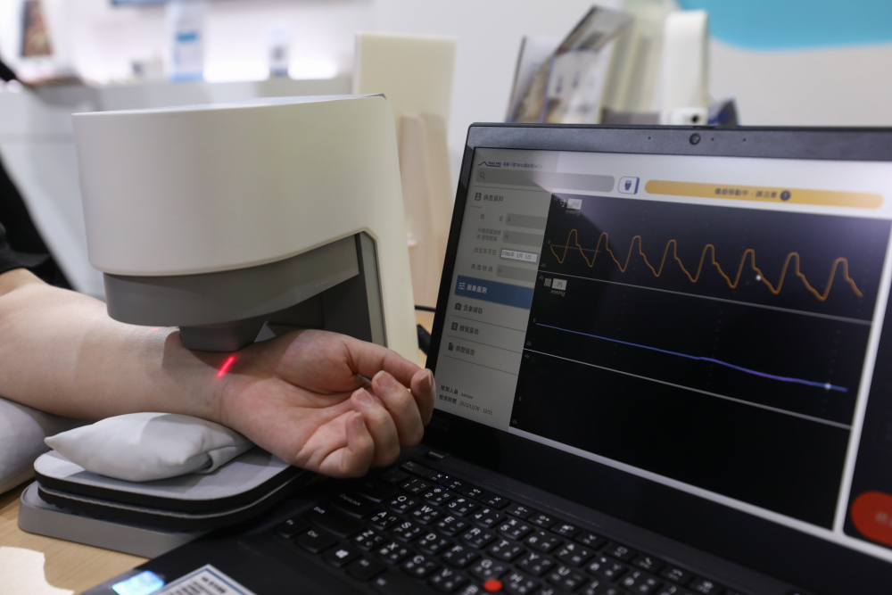 铂莱国际耘康脈象檢測系統透過電腦精準控制升降系統，還原中醫師三指把脈過程的舉、按、尋手法，將脈象感受轉化成數據，未來可結合大數據分析，實現智慧醫療及準確性